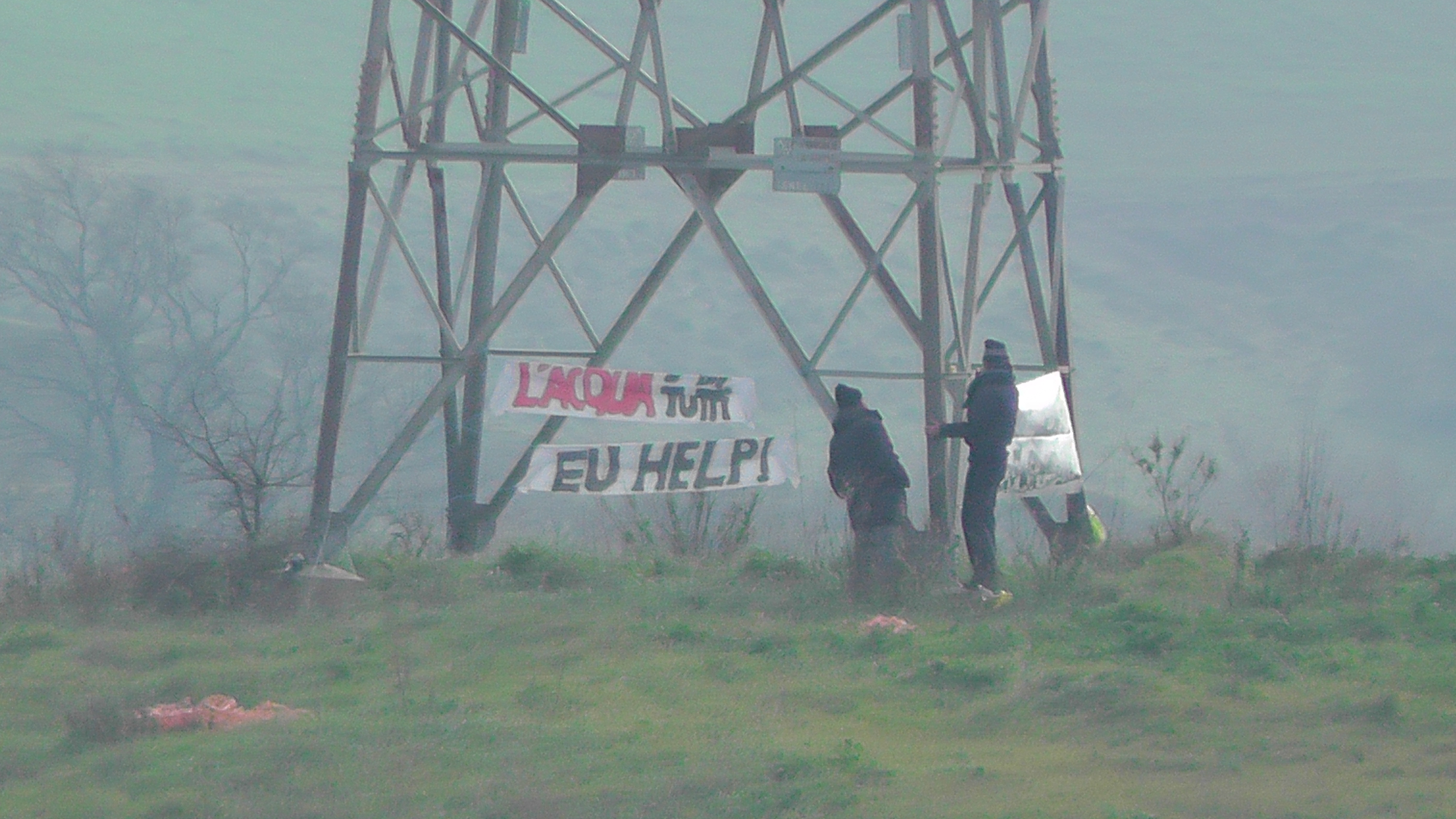 Alle prime ore dell’alba del primo gennaio 2013, due cittadini della Valle Galeria hanno deciso di “festeggiare” il nuovo anno arrampicandosi sul traliccio dell’alta tensione che si trova al centro […]